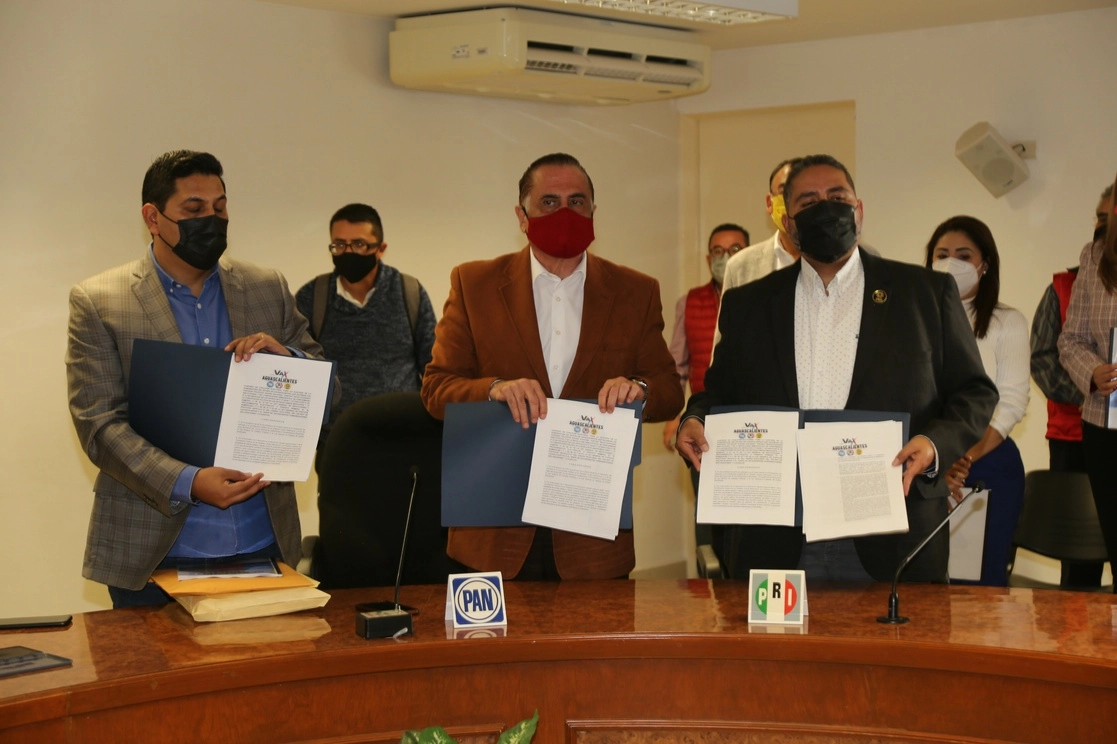 Javier Luévano del PAN, Antonio Lugo del PRI e Iván Sánchez del PRD, al registrar la coalición ‘Va por México’ en el IEE de Aguascalientes. Foto Claudio Bañuelos