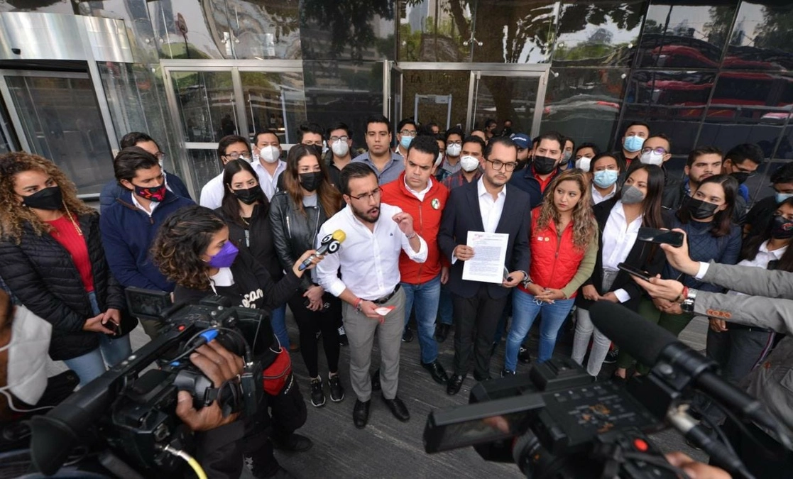 Integrantes del PRI tras presentar la denuncia en la FGR. Foto tomada de la cuenta de Twitter @PRI_Nacional

