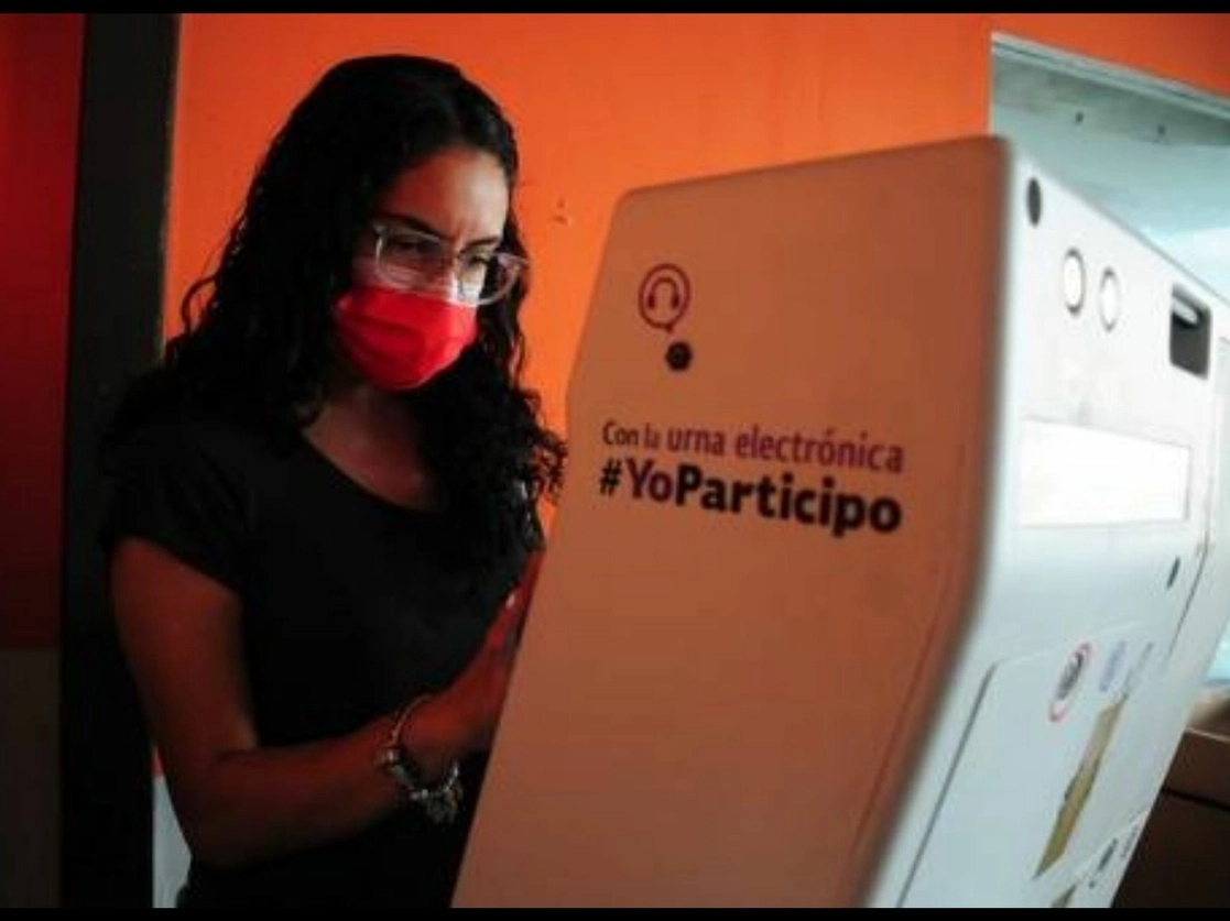 El Instituto Nacional Electoral colocó por primera ocasión las urnas electrónicas en los comicios llevados a cabo en Hidalgo, donde se eligieron presidentes municipales. Los 40 aparatos agilizaron el proceso de votación. Foto Cuartoscuro