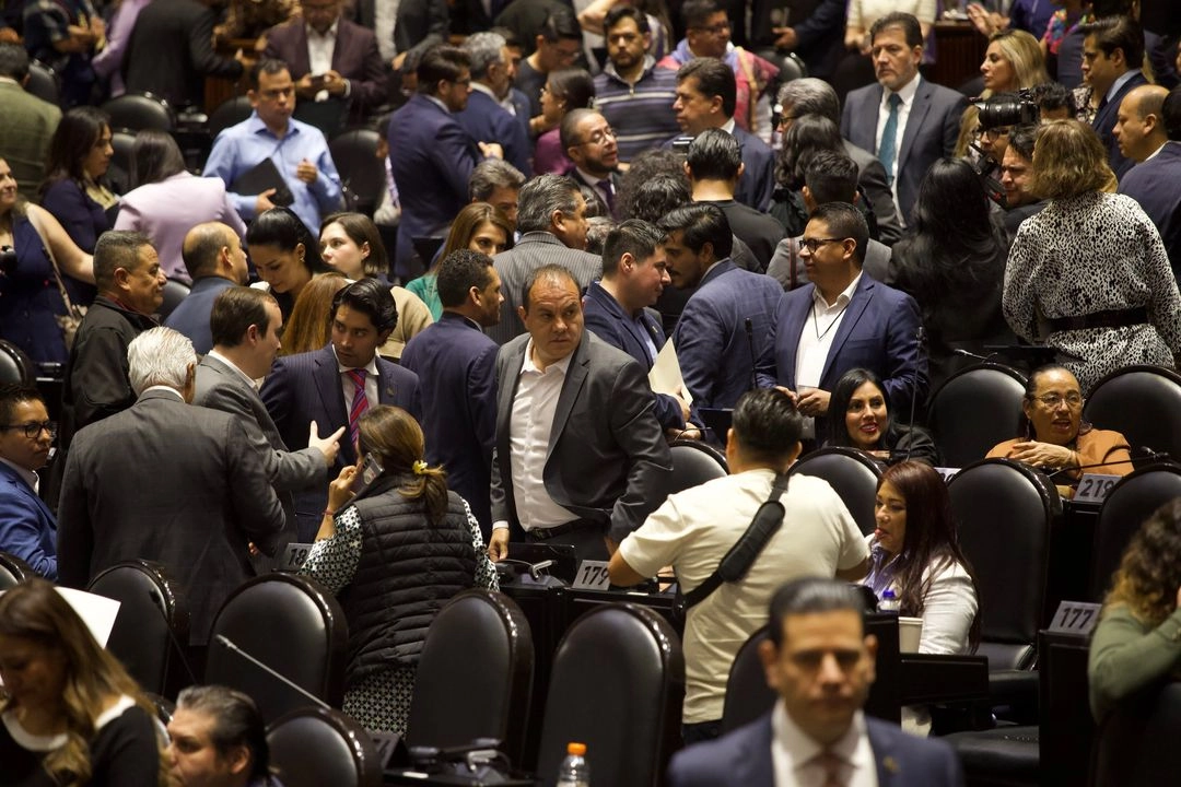 El diputado Cuauhtémoc Blanco durante la sesión en la que se discute su desafuero, en San Lázaro, en la Ciudad de México, el 25 de marzo de 2025. 
 