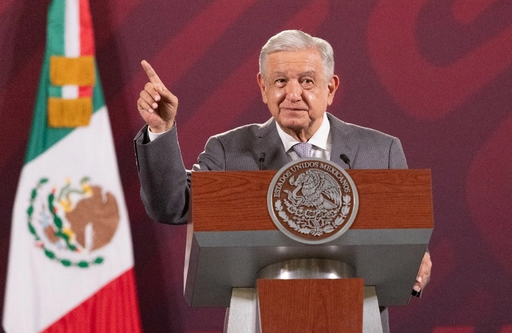El presidente Andrés Manuel López Obrador consideró ayer que la desbandada de 250 militantes priístas, obedece a que “se dieron cuenta de que los usan”. Foto Pablo Ramos