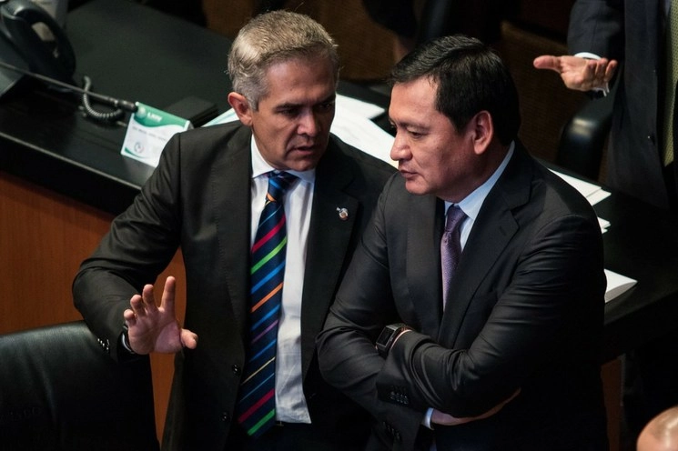 Miguel Ángel Mancera Espinoza y Miguel Ángel Osorio Chong, coordinadores de las bancadas del PRD y PRI en el Senado. Foto Cuartoscuro / archivo