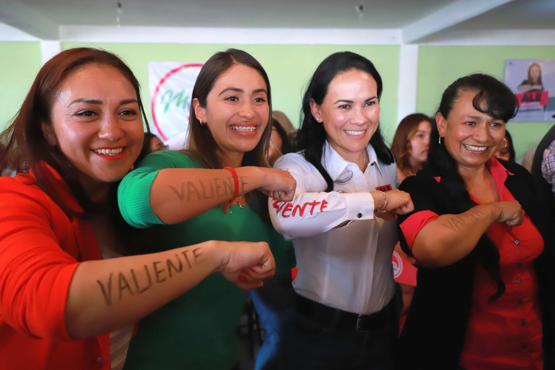 Alejandra del Moral con algunas simpatizantes. Foto La Jornada