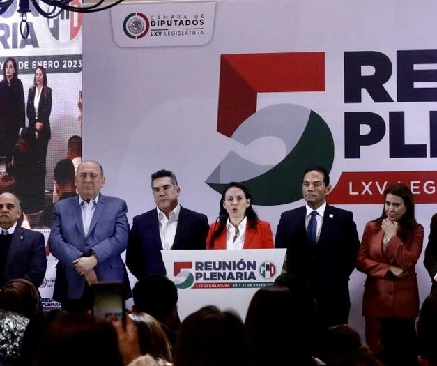 La precandidata al gobierno de Edomex asistió a la reunión plenaria del legisladores de su partido el PRI. Foto @rubenmoreiravdz
