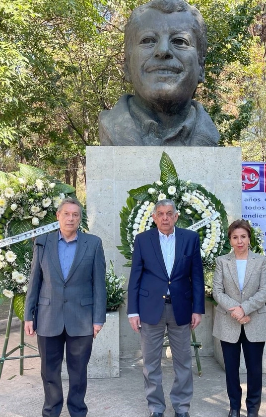 El ex gobernador oaxaqueño y presidente de la Fundación Colosio, José Murat (c) durante la ceremonia. Foto Fundación Colosio