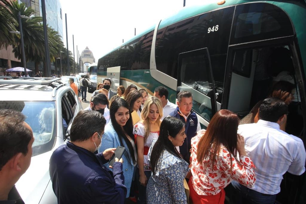 Los legisladores priístas fueron concentrados afuera de un hotel en Avenida de la República y Paseo de la Reforma  para abordar dos autobuses que los trasladaron hacia la Cámara de Diputados. Foto PRI