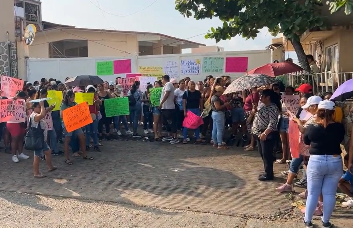 Madres de alumnos de la primaria Carlos Alberto Madrazo Becerra, ubicada en el sur de Acapulco, protestaron en la CFE del puerto para reclama que la escuela tienes dos meses sin luz. Foto 