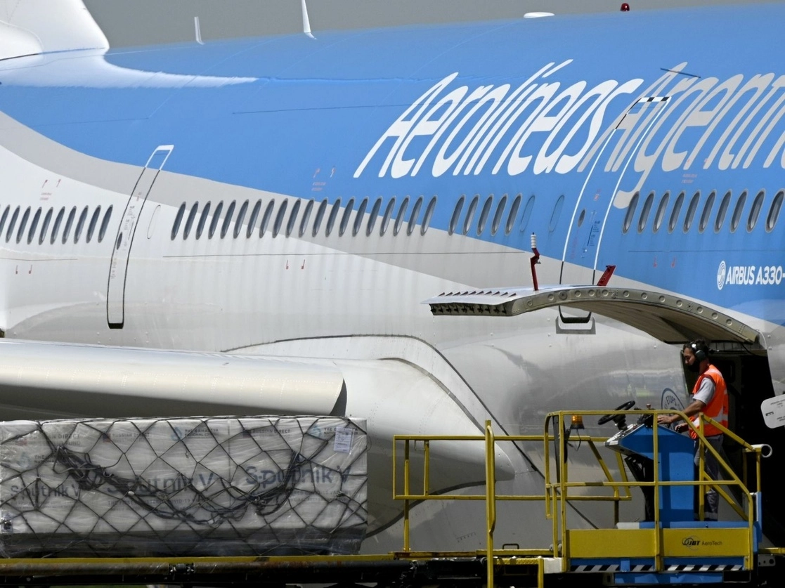 El cargamento de 300 mil vacunas contra el Covid-19 llegó a Buenos Aires procedente de Rusia en un vuelo fletado por Argentina. Foto Afp