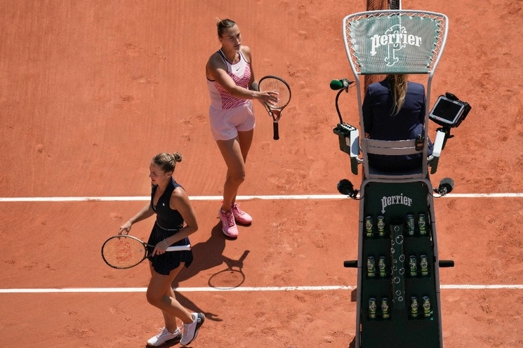 La jugadora ucrania, Marta Kostyuk, (izquierda), luego de rechazar el saludo de la bielorusa, Aryna Sabalenka, que la derrotó en el primer duelo de Roland Garros. Foto Ap
