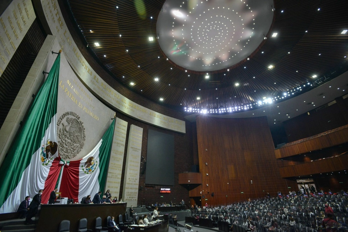 Durante la primera sesión del primer periodo ordinario de la LXV legislatura en San Lázaro, la madrugada de este jueves. Foto Cuartoscuro 