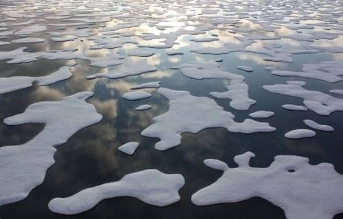  Con menos hielo reflectante, las aguas oceánicas más oscuras absorberán más calor del sol, lo que aumentará aún más las temperaturas en el Ártico. Foto  NASA/ Kathryn Hansen / Archivo