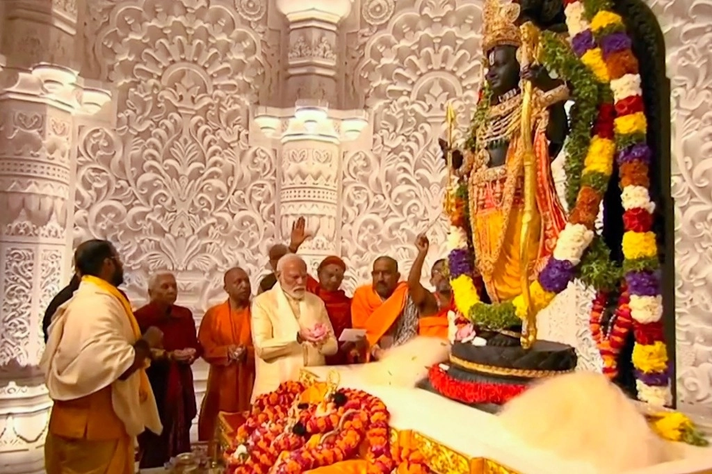 Imagen tomada de un video que muestra al primer ministro de India, Narendra Modi, mientras participa en la ceremonia para consagrar oficialmente el templo en Ayodhya, en Uttar, el 22 de enero de 2024. Foto Afp