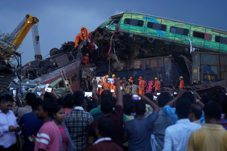 Los equipos de rescate trabajan para sacar a las víctimas tras el accidente de trenes registrado en el distrito de Balasore, en el estado de Orissa, en el este de India, el sábado 3 de junio de 2023. Foto  Ap