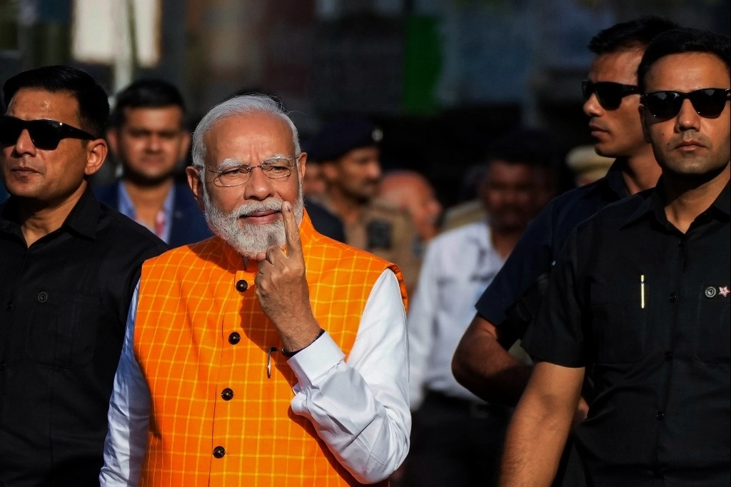 El primer ministro indio, Narendra Modi, muestra la marca de tinta indeleble en su dedo índice después de emitir su voto durante la tercera fase de las elecciones generales, en Ahmedabad, Gujarat, India, el 7 de mayo de 2024. Foto Ap