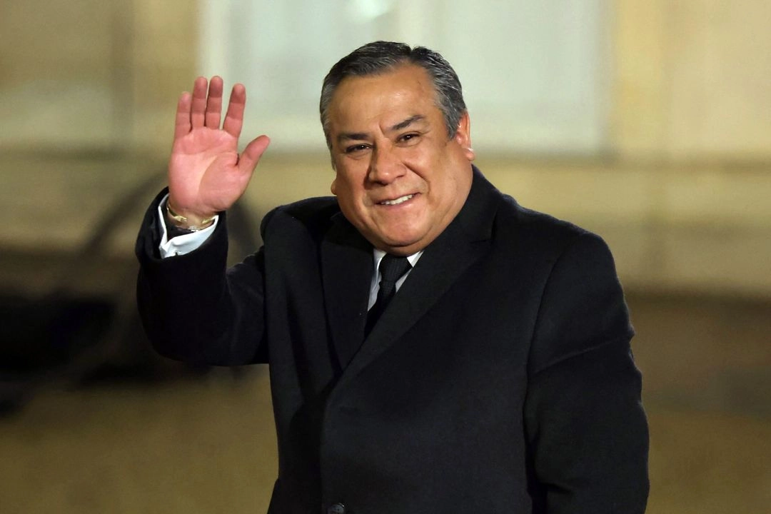 El Jefe de Gabinete peruano, Gustavo Adrianzen, hombre de confianza de la impopular presidenta Dina Boluarte, renunció el 13 de mayo de 2025, antes de que el Congreso peruano debatiera una moción de censura en su contra. Foto