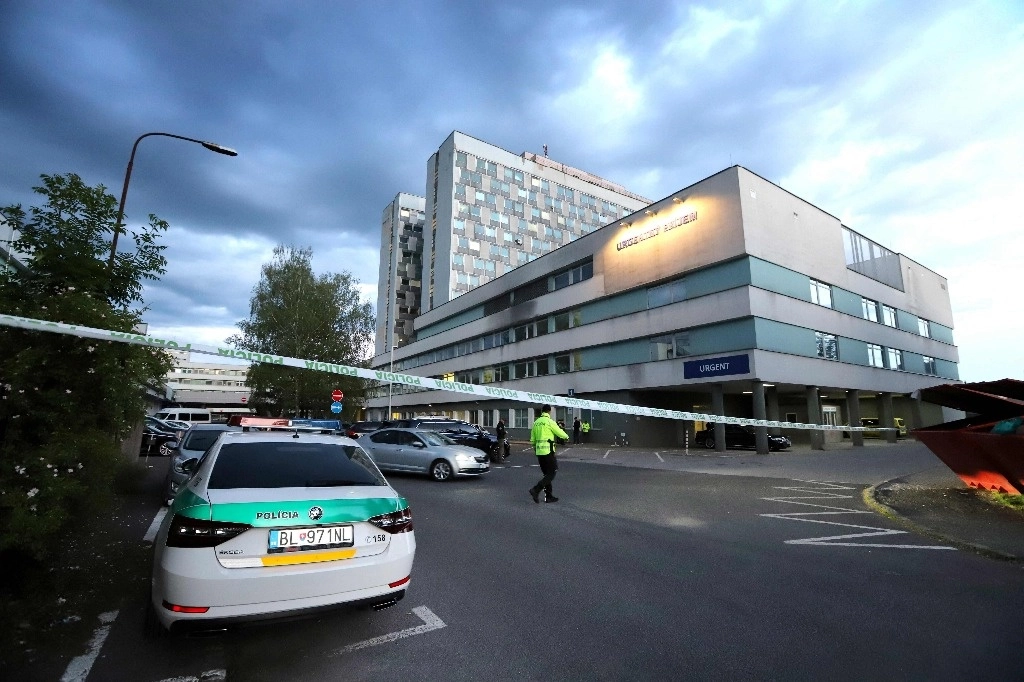 El primer ministro fue trasladado en helicóptero al Hospital Roosevelt en Banska Bystrica, para ser intervenido quirúrgicamente. Foto Afp.