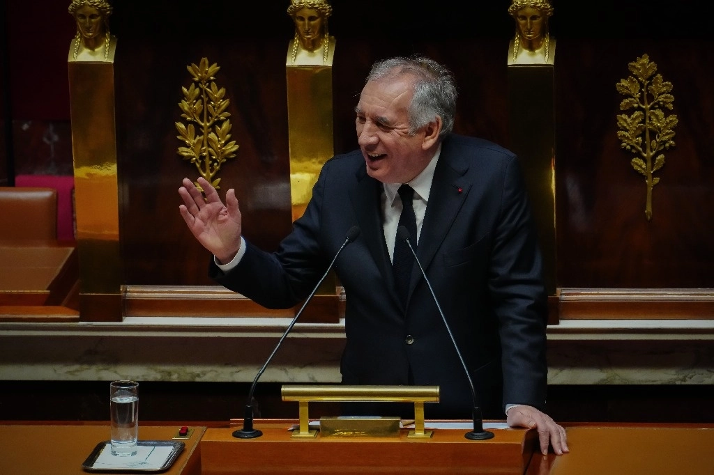 François Bayrou, primer ministro de Francia, superó su primera moción de censura en la Asamblea Nacional con la abstención de los socialistas. Foto Xinhua