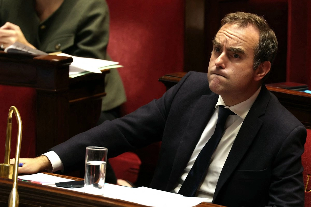 El primer ministro francés, Sébastien Lecornu, escucha discursos tras dirigirse a los miembros del Parlamento en la Asamblea Nacional, la cámara baja del parlamento francés, en París, el 14 de octubre de 2025.
