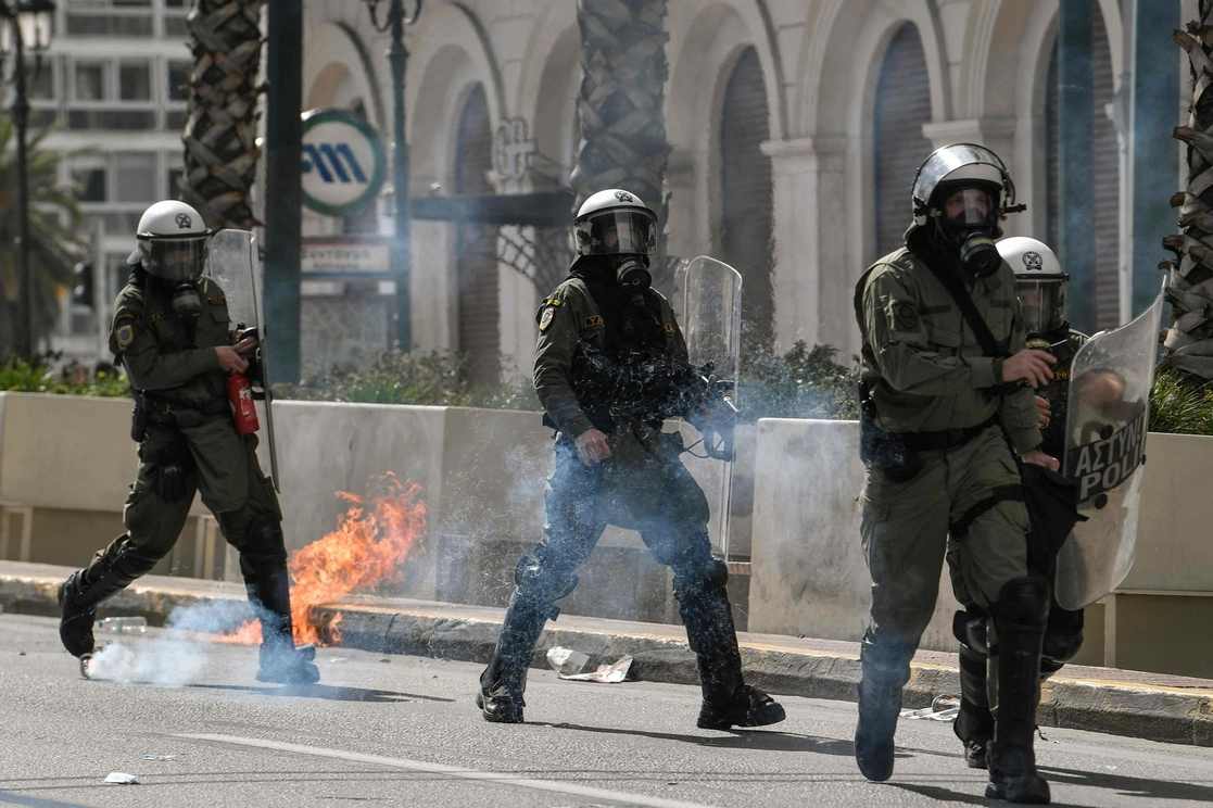 La policía antidisturbios durante una protesta en Atenas, por la tragedia ferroviaria que dejó 57 muertos. Foto Afp 	