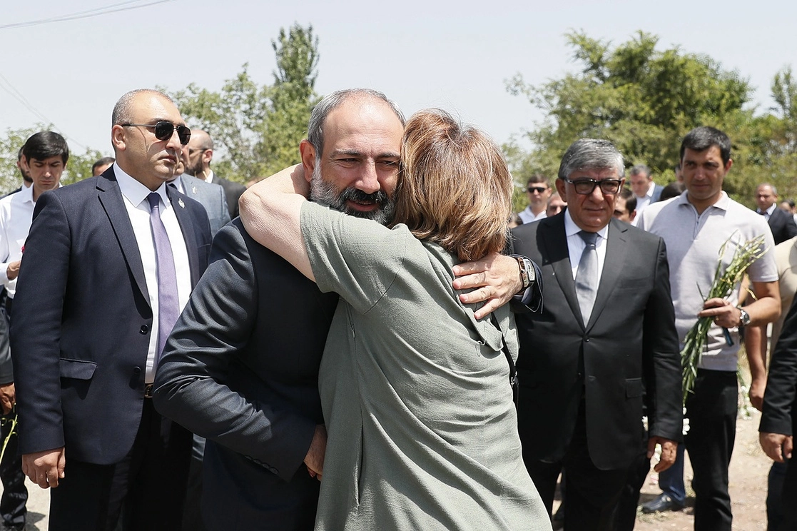El primer ministro de Armenia, Nikol Pashinian, recibe felicitaciones durante su visita al Memorial de Guerra de Karabakh, en Yerevan, el 21 de junio de 2021. Foto Afp 