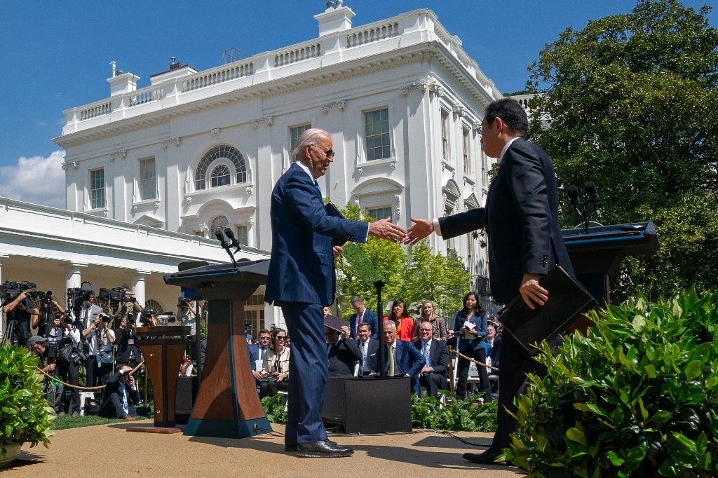 Los lazos entre Estados Unidos y Japón "se extienden hasta la Luna, donde dos astronautas japoneses integrarán futuras misiones estadunidenses, uno de las cuales se convertirá en el primer no estadunidense en pisar la Luna", dijo Biden, el 10 de abril de 2024. Foto Ap