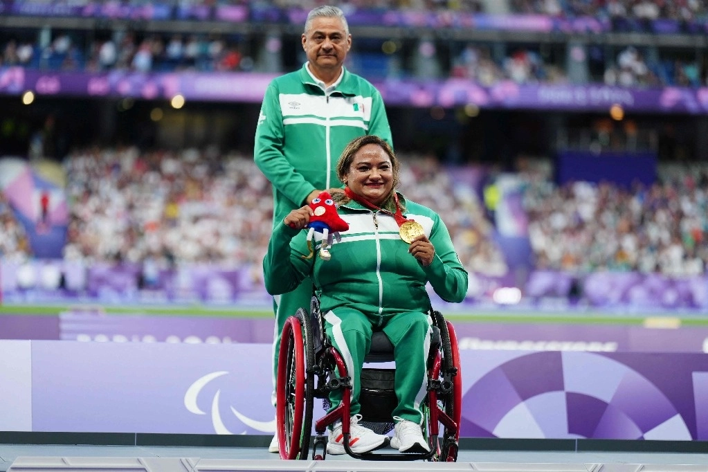 Gloria Zarza se sobrepuso a la pérdida de apoyos económicos por no alcanzar las metas en el Mundial de 2023 y ayer ganó la presea dorada en los Juegos Paralímpicos de París en lanzamiento de bala F54, con marca de 8.06 metros. “Fue difícil, pero me volví más fuerte. Me demostré que podía conseguir muchas cosas y regresar a mi nivel deportivo”, declaró. Foto Afp