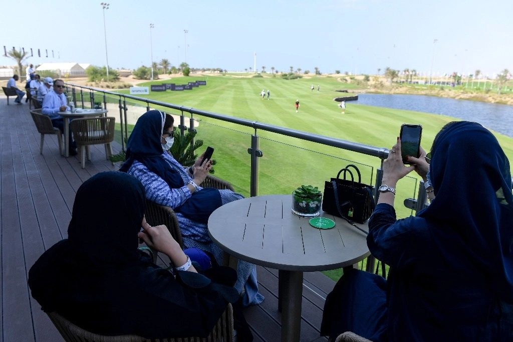 Mujeres sauditas observan la competencia femenil de golf, el 15 de noviembre de 2020. Foto Afp