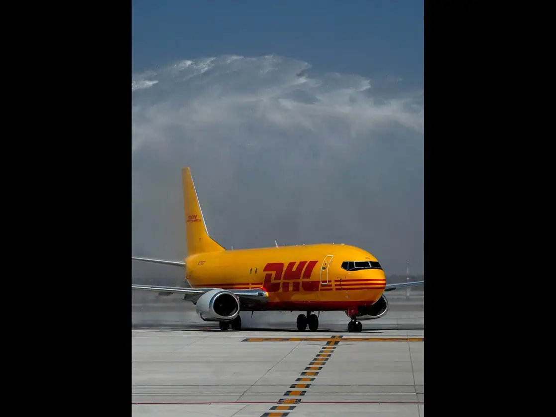 Una nave de DHL puso el punto de inicio a este tipo de operaciones en la terminal mexiquense. La firma señaló que su inversión alcanzará 12 mil millones de pesos este sexenio. El presidente Andrés Manuel López Obrador dijo que el capital extranjero tendrá nivel récord en 2023. Foto Cristina Rodríguez