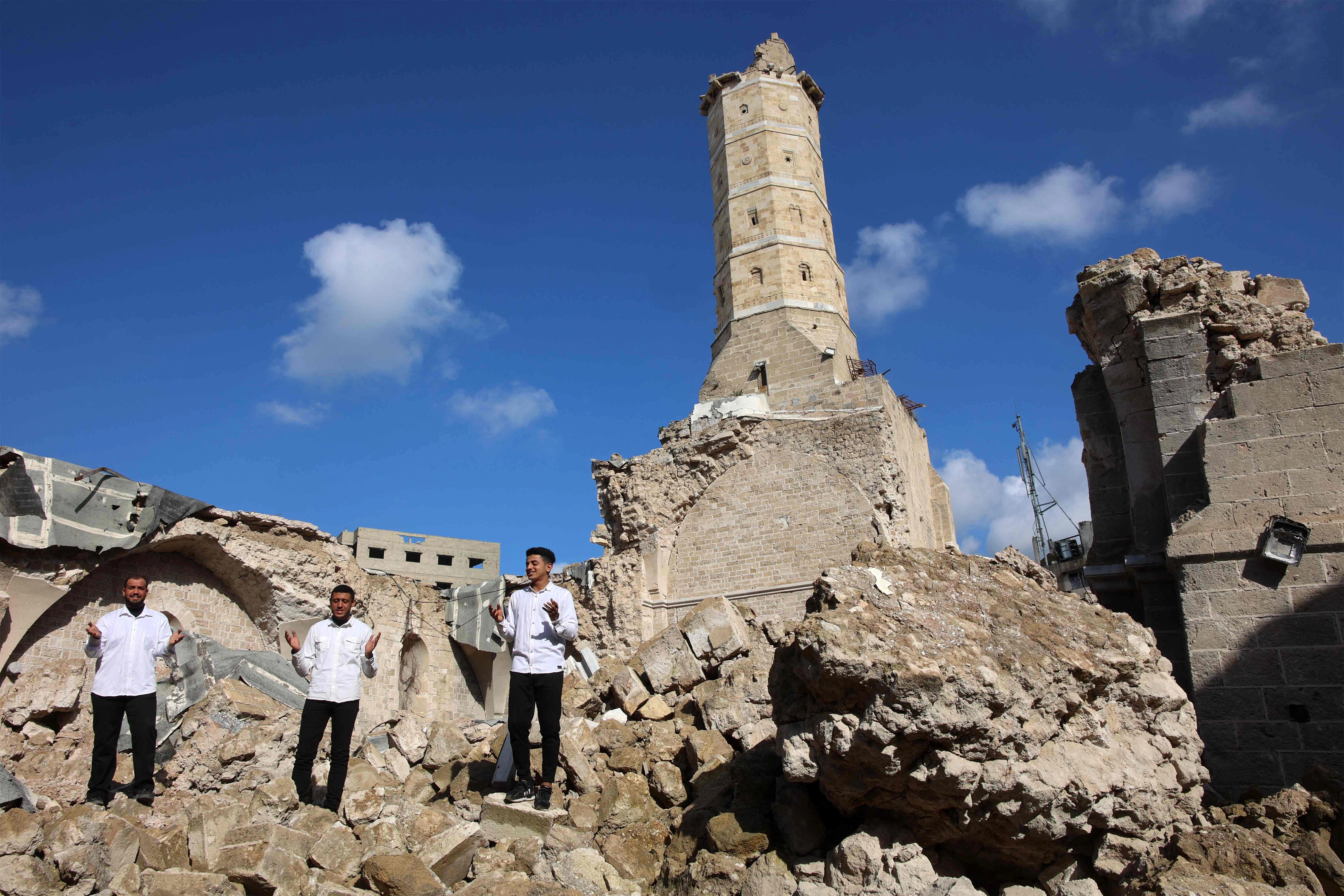 Fieles musulmanes rezan entre los escombros y las ruinas en una parte destruida de la histórica mezquita Omari de la ciudad de Gaza el primer día del mes sagrado de ayuno del Ramadán, el 1 de marzo de 2025, en medio de la tregua en curso en la guerra entre Israel y Hamás. 