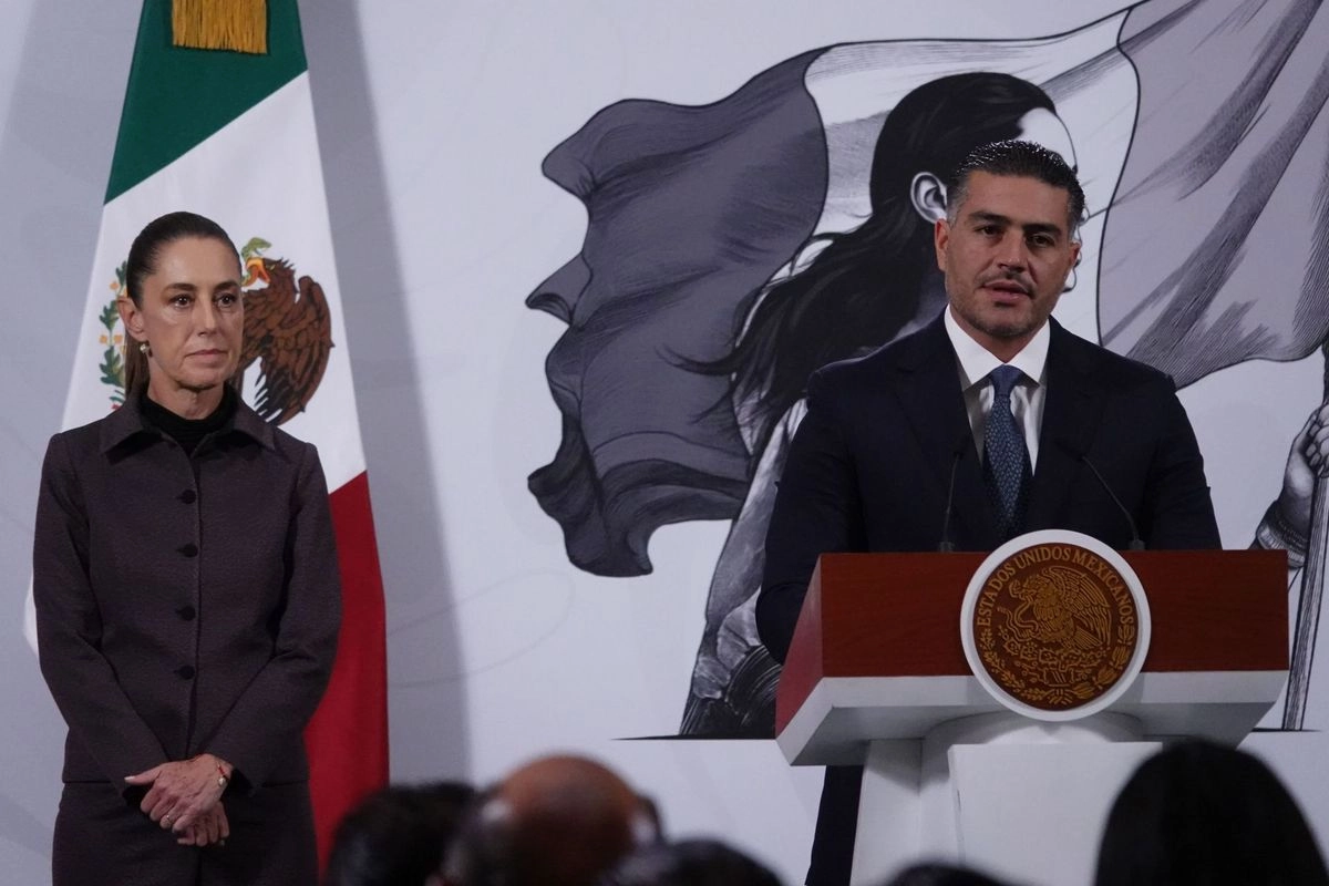 Omar García Harfuch, en primer plano, titular de la Secretaría de Seguridad y Protección Ciudadana, durante la conferencia de la presidenta Claudia Sheibaum (segundo plano). 