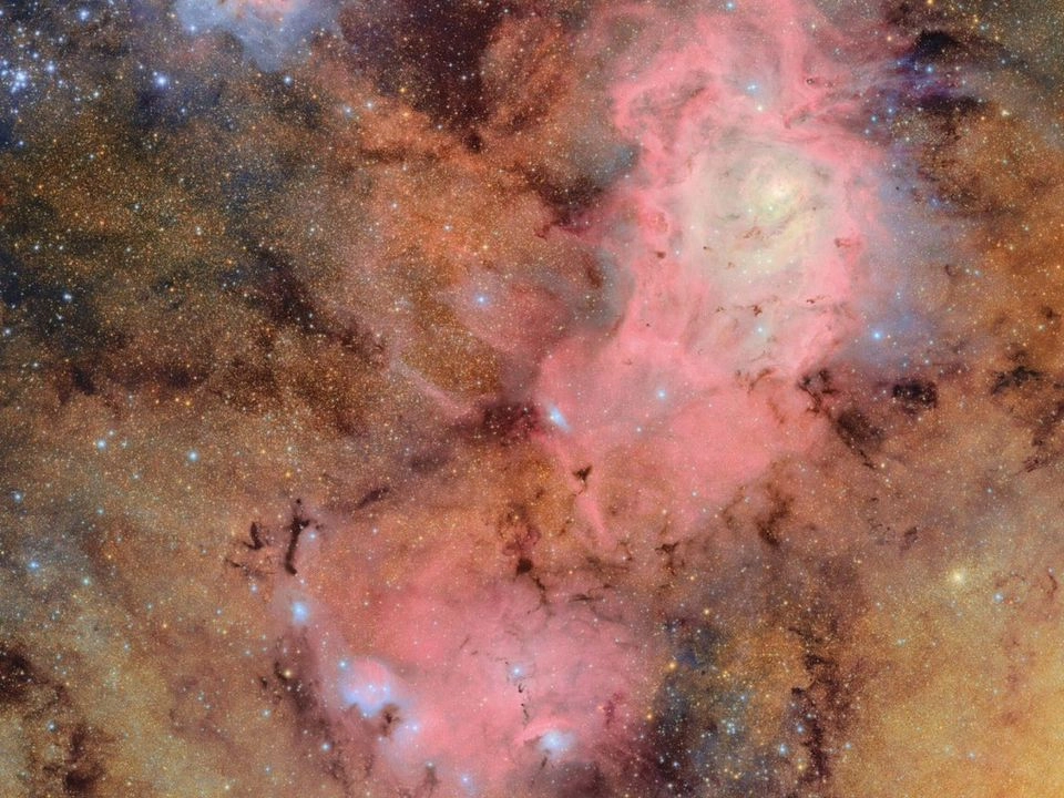 Vista de las vibrantes nebulosas Trífida y Laguna, ubicadas a miles de años luz de la Tierra.