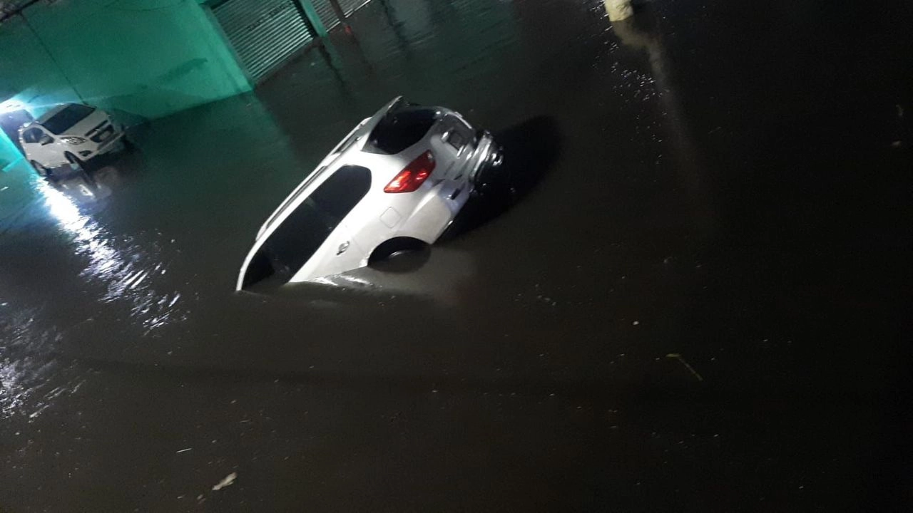 Un auto cayó en un socavón provocado por las obras que se realizan en Chalco con el propósito de evitar inundaciones. Foto 