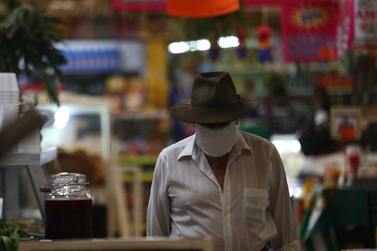 Compras en el mercado de San Juan durante la emergencia sanitaria por Covid-19, en el Centro Histórico. Foto Yazmín Ortega