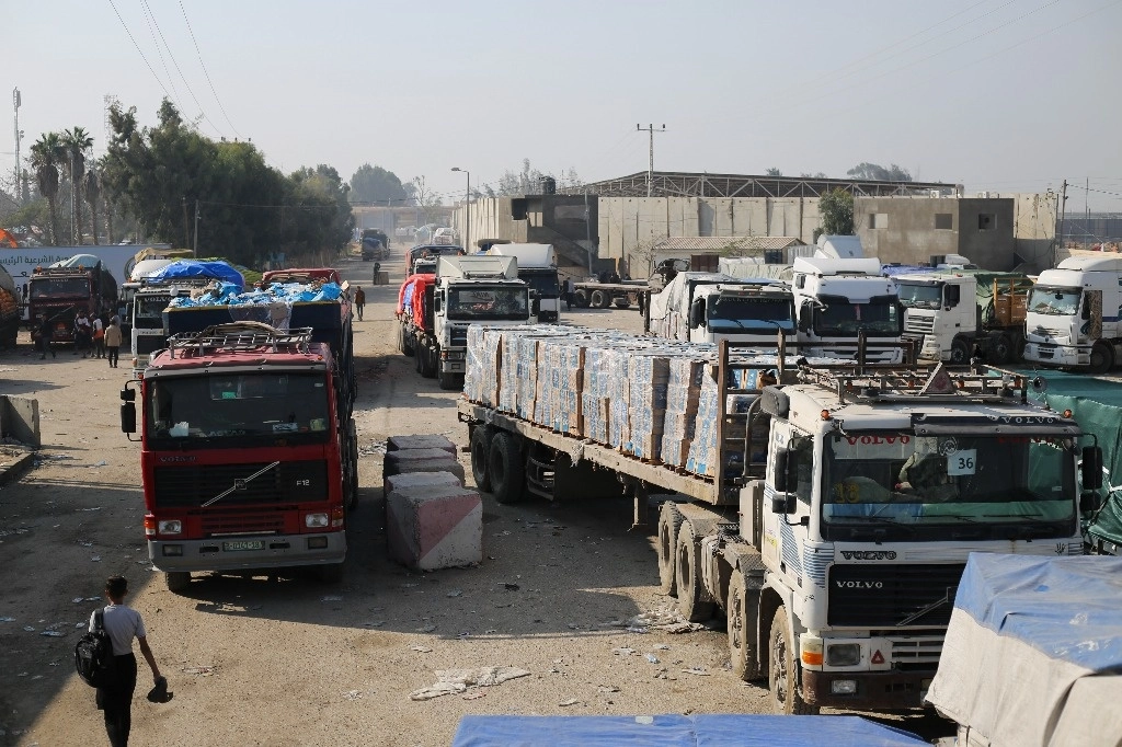 Camiones cargados con suministros de ayuda humanitaria, en el cruce fronterizo de Kerem Shalom, entre Israel y la franja de Gaza, el 18 de diciembre de 2023. Foto Ap