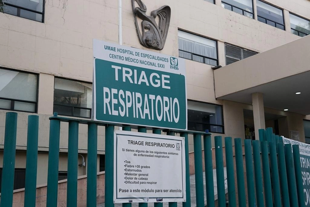 El área de traige respiratorio del Centro Médico 21 del IMSS luce sin personas en su zona de espera, el 16 de enero de 2022. Foto Pablo Ramos
