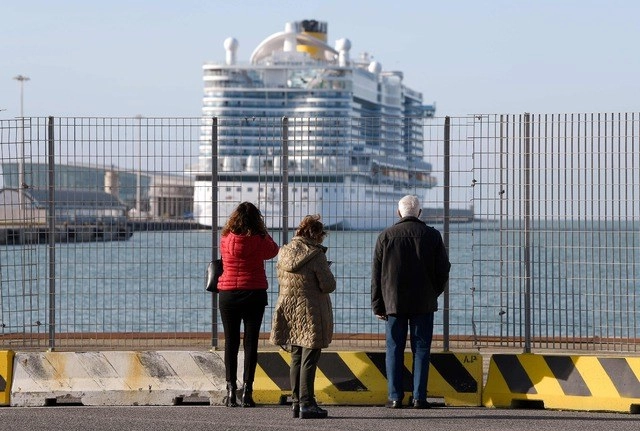 La paciente china viajaba en un crucero que fue bloqueado con 7 mil personas a bordo en el puerto italiano de Civitavecchia, cerca de Roma. Foto Afp 