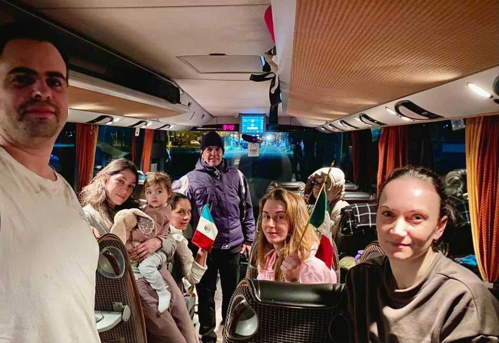 El canciller Marcelo Ebrard reportó que las primeras familias mexicanas evacuadas desde Ucrania se encuentran en Rumania, a la espera de viajar a México. Foto tomada de la cuenta de Twitter @m_ebrard