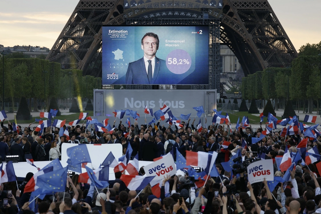 Partidarios del presidente Emmanuel Macron festejan lo que parece su inminente reelección en el cargo, al derrotar a la ultraderechista Marine Le Pen, según los primeros sondeos de la segunda vuelta electoral en Francia, el 24 de abril de 2022. Foto Afp