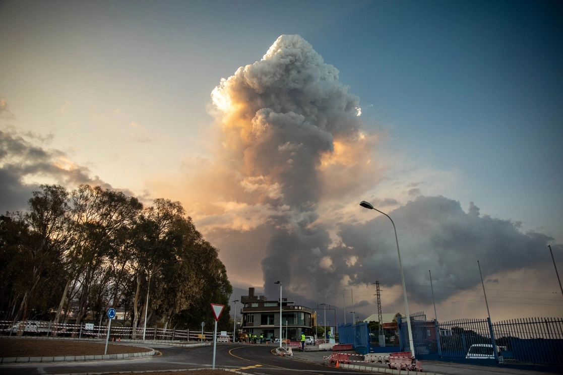 El volcán de 'Cumbre Vieja' emite una gran columna de ceniza en La Palma, Islas Canarias, durante el amanecer del 24 de septiembre de 2021. Foto Europa Press