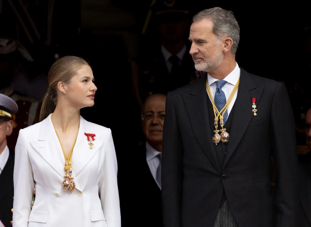 La princesa Leonor y el rey Felipe VI, a su salida tras el acto de jura de la Constitución ante las Cortes Generales, el 31 de octubre de 2023. Foto  Europa Press