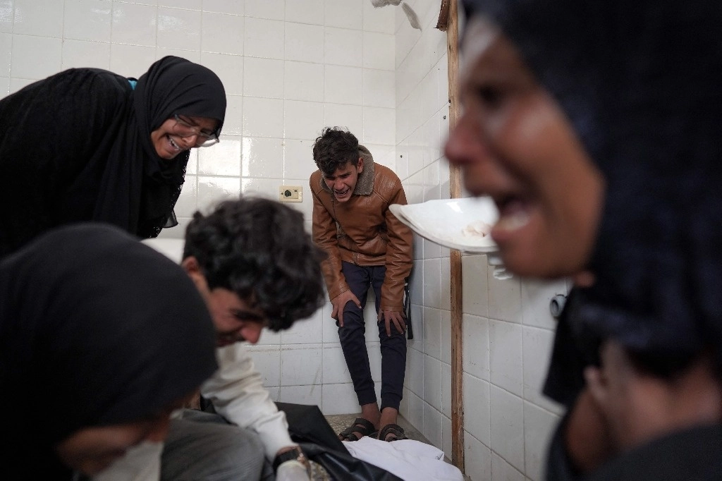 Familiares lloran por el cadáver de un palestino, presuntamente muerto en ataques israelíes, en el Hospital de los Mártires de Al-Aqsa en Deir al-Balah, en el centro de la Franja de Gaza, el 28 de marzo de 2024. Foto Afp