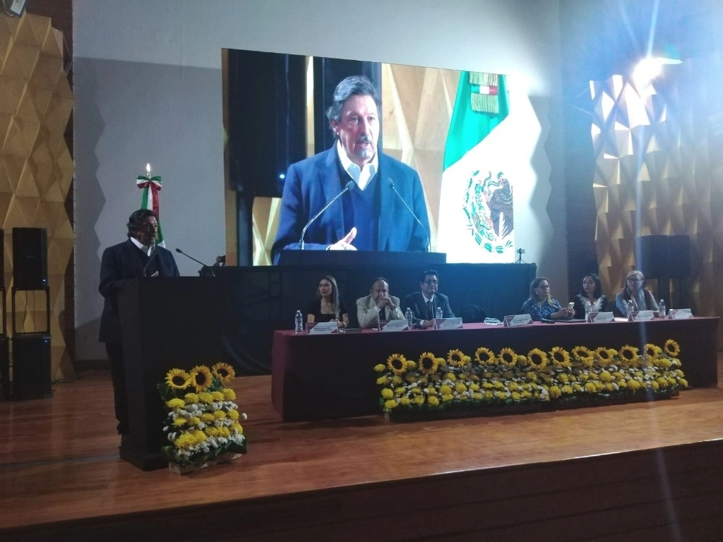 Napoleón Gómez Urrutia durante la presentación de su libro “El Triunfo de la Dignidad” en el  Teatro Bartolomé de Medina, ubicado en Plaza Juárez de la ciudad de Pachuca. Foto Ricardo Montoya