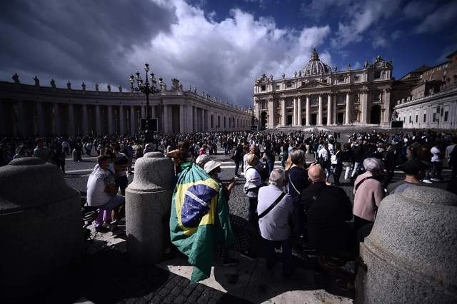 Durante el rezo semanal del Angelus en la Plaza de San Pedro en El Vaticano. Foto Afp 