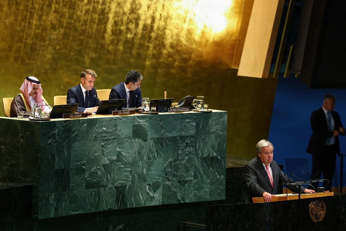 El secretario general de Naciones Unidas, Antonio Guterres, encabezó la reunión donde el presidente de Francia, Emmanuel Macron (arriba en el centro), anunció que reconocerá a Palestina como un Estado, la víspera de la 80 sesión de la Asamblea General de la ONU. Los acompaña el ministro del Exterior de Arabia Saudita, Faisal bin Farhan al Saud, promotor de la paz en Gaza.