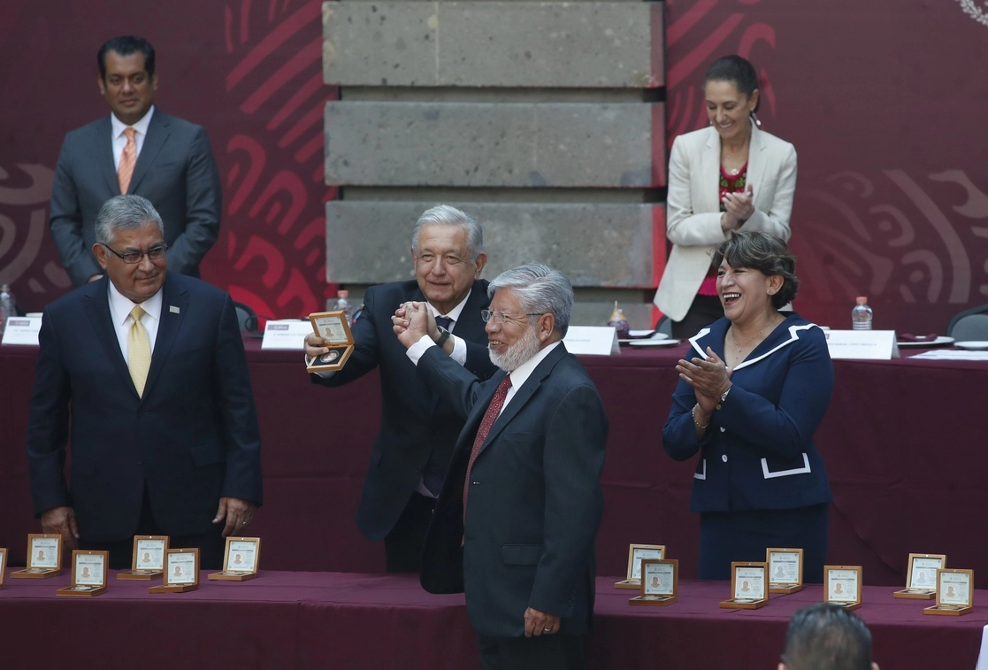 Raymundo Rivero Nájera recibió ayer, de manos del presidente López Obrador, su reconocimiento durante la ceremonia por el Día del Maestro en instalaciones de la SEP. Foto Cristina Rodríguez