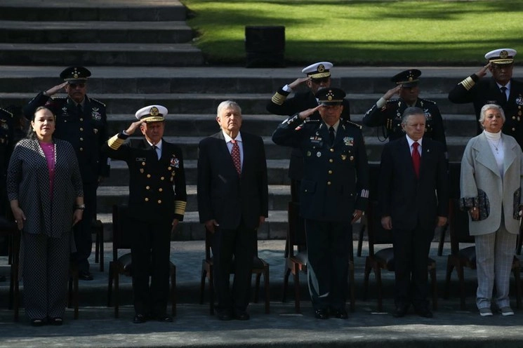 En noviembre pasado, el presidente López Obrador, al encabezar la ceremonia conmemorativa del Día de la Armada de México. En la imagen, la senadora Mónica Fernández; el titular de la Semar El secretario de Marina, almirante Rafael Ojeda; el Presidente, el secretario de la Defensa, general Luis Cresencio Sandoval; y la secretaria de Gobernación, Olga Sánchez Cordero. Foto Yazmín Ortega Cortés