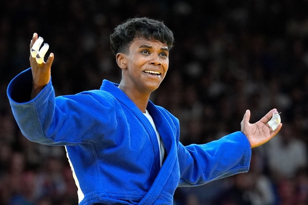 La mexicana Prisca Awiti Alcaraz celebra tras derrotar a la croata Katarina Kristo durante su partido de semifinales de judo por equipos en la categoría de -63 kg en el Champ-de-Mars Arena durante los Juegos Olímpicos de Verano de 2024, el 30 de julio de 2024, en París, Francia. Foto Ap