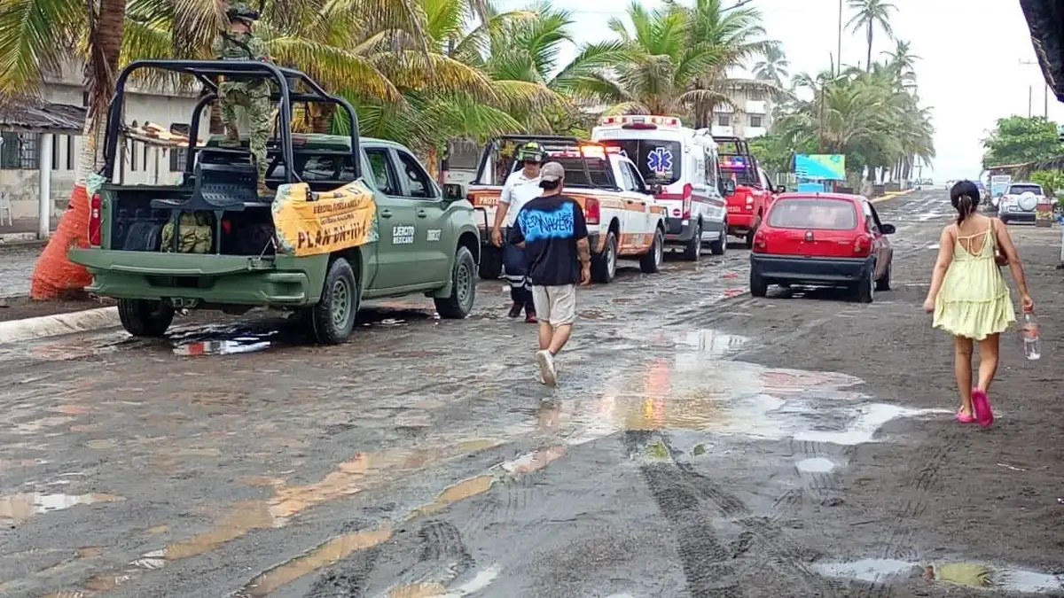 Autoridades de Protección Civil y ejército mexicano auxilian a la población de "Pascuales" en Tecomán, Colima por el paso de 'Priscilla". 