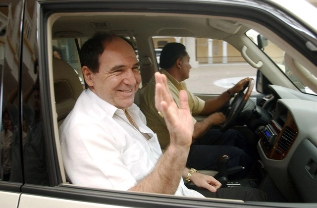 Una jueza dispuso que el ex presidente ecuatoriano Abdalá Bucaram cumpla prisión preventiva domiciliaria con vigilancia policial. Foto Ap / Archivo