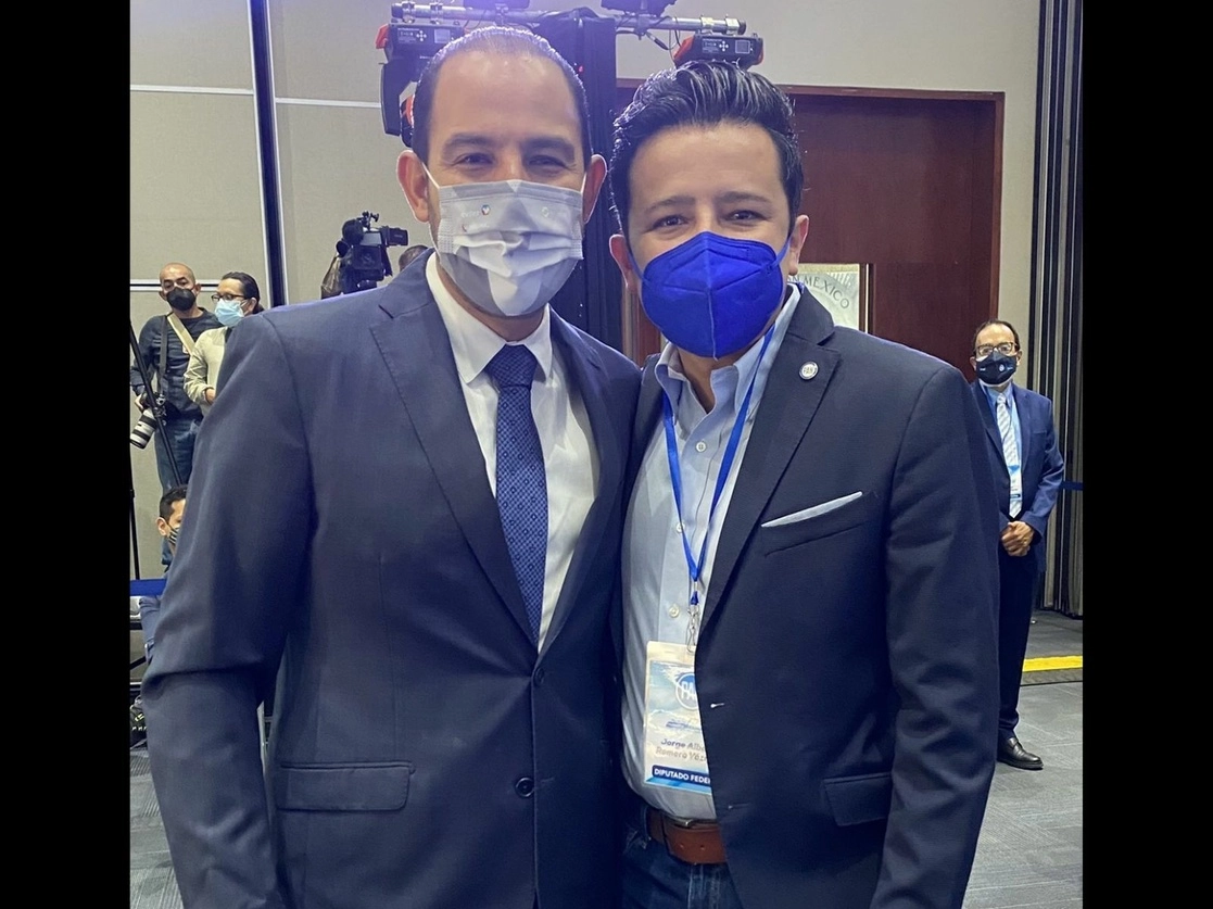 El diputado federal electo del PAN, Jorge Alberto Romero Vázquez (derecha), fue vinculado a proceso penal y está en prisión preventiva, acusado de violación. En la imagen, lo acompaña el presidente del PAN, Marko Cortés. Foto tomada del Facebook de @JorgeRomeroGTO / Archivo